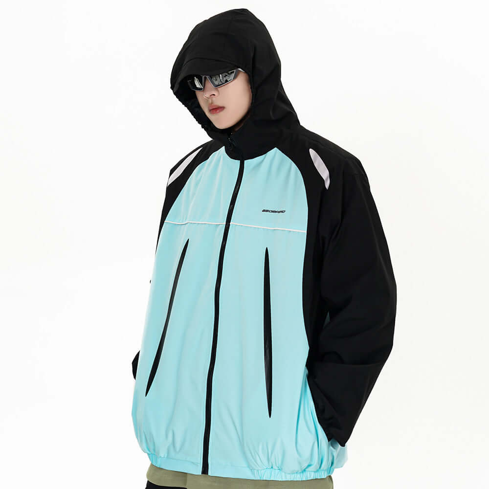 Stylish sun-protective wind coat for men in black and light blue, featuring an adjustable hood and sporty design.